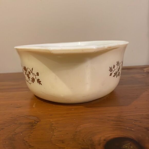 Pyrex Empire Golden Scroll Casserole Dish 1 1/2 quart - Picture 4 of 10